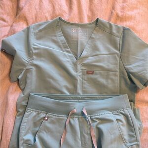 FIGS scrubs seaglass set size small